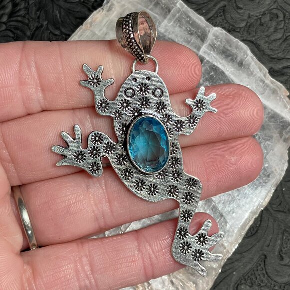 Faceted Created Blue Topaz Frog Stone Jewelry Crystal Pendant Ornament Charm - Picture 1 of 6